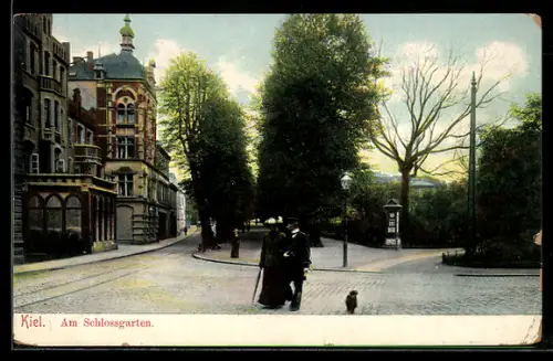 AK Kiel, Strasse am Schlossgarten mit Passanten, Wettersäule