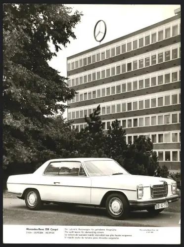Fotografie Ansicht Sindelfingen, Auto Mercedes Benz 250 Coupe vor Werksgebäude Daimler-Benz AG, Werkfoto