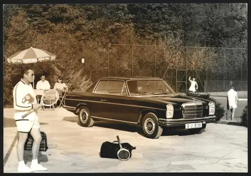 Fotografie Auto Mercedes Benz Coupe 250 E, Kfz mit Kennzeichen Stuttgart auf einem Tennisplatz, Werkfoto