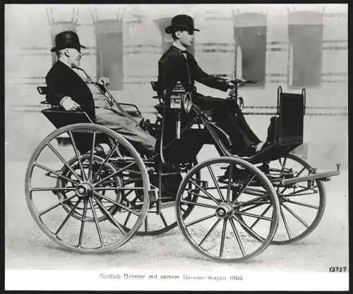 Fotografie Auto Daimler Wagen 1886, Gottlieb Daimler mit seinem Wagen, Werkfoto