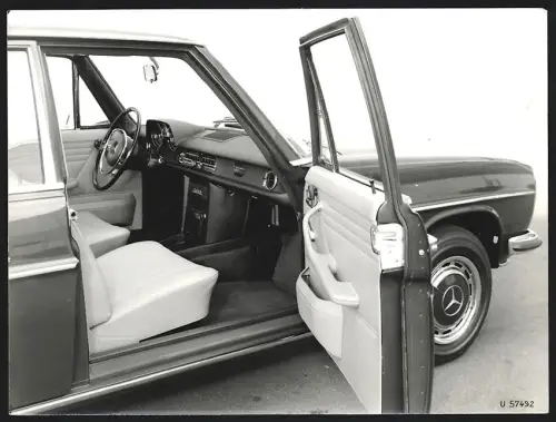 Fotografie Auto Mercedes Benz 200, Blick in die Mittelklasse Limousine, Werkfoto