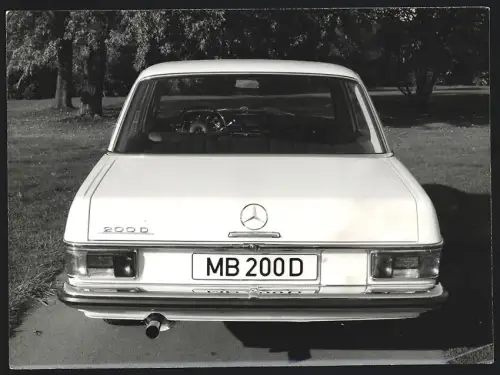 Fotografie Auto Mercedes Benz 200 D, Heckansicht der Limousine, Werkfoto