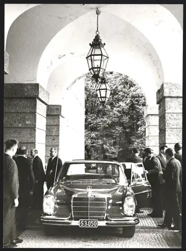 Fotografie Vuray, Salzburg, Ansicht Wals, Auto Mercedes Benz 600 Pullman, Luxus-Limousine am Schloss Klessheim b. Salzburg