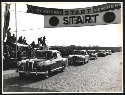 Fotografie R. Schleiss, Salzburg, Ansicht Salzburg-Liefering, Auto Mercedes Benz 180 auf der Start - & Ziellinie