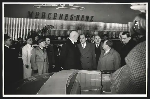 Fotografie A. Ebner, Wien, Automobil-Ausstellung, Auto Mercedes Benz 300 Roadster & Bundespräsident Körner am Messestand