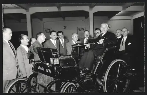 Fotografie Eduard Kargl im Daimler-Benz Museum Untertürkheim, Auto Daimler 1894