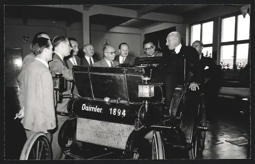 Fotografie Eduard Kargl im Auto Daimler 1894, Daimler-Benz Museum Untertürkheim
