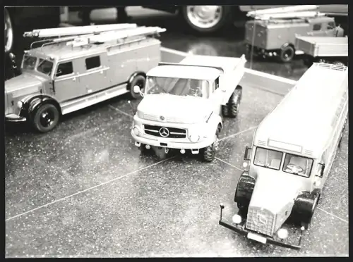 Fotografie Lastwagen-Modell Mercedes Benz Unimog, Reisebus & Feuerwehr-Leiterwagen / Löschfahrzeug