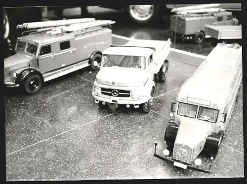Fotografie Lastwagen-Modell Mercedes Benz Feuerwehr-Leiterwagen / Löschfahrzeug, Unimog & Reisebus, Bus, Omnibus