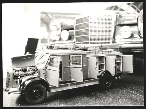 Fotografie Lastwagen Mercedes Benz, LKW-Modell eines Feuerwehr-Fahrzeuges / Löschwagen