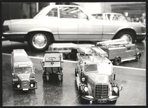 Fotografie Lastwagen Modell Mercedes Benz LF 311, Feuerwehr-Leiterwagen & Bus vor Auto Mercedes Benz 280 SL Coupe