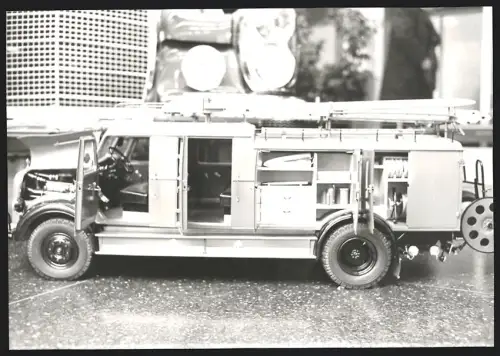 Fotografie Mercedes Benz Lastwagen LF 311, Feuerwehr-Löschfahrzeug, Modell-LKW vor Mercedes Benz PKW