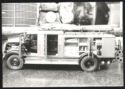 Fotografie Mercedes Benz Lastwagen LF 311, Feuerwehr-Löschfahrzeug, Modell-LKW vor Mercedes Benz Kfz