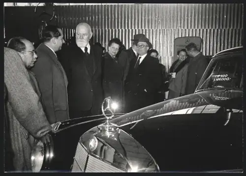 Fotografie Auto-Ausstellung Wien, Auto Mercedes Benz 300 & Bundespräsident von Österreich am Messestand