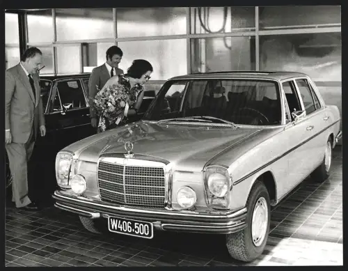 5 Fotografien Vuray, Salzburg, Mercedes Benz Autohaus in Wien, glückiches Paar bei der 1. Auto-Auslieferung