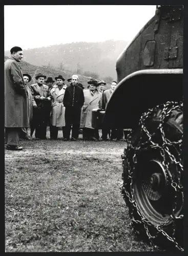 5 Fotografien C. Jelinek, Wien, Lastwagen Mercedes Benz Unimog, LKW Fahrzeug-Vorführung mit Ketten & Räumschild