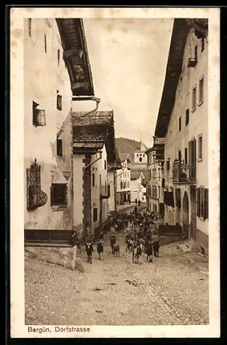 AK Bergün /Graubünden, Strassenpartie mit Ziegen