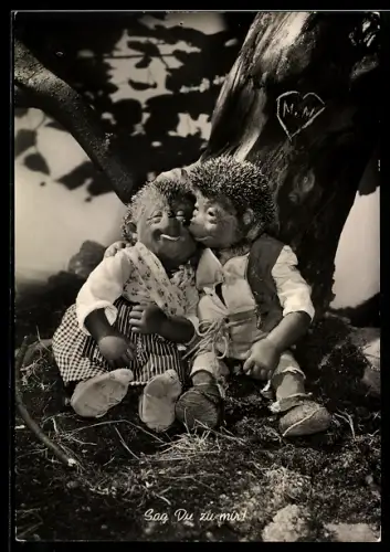 AK Mecki und seine Frau umarmen sich während sie romantisch unter einem Baum sitzen, Sag Du zu mir!