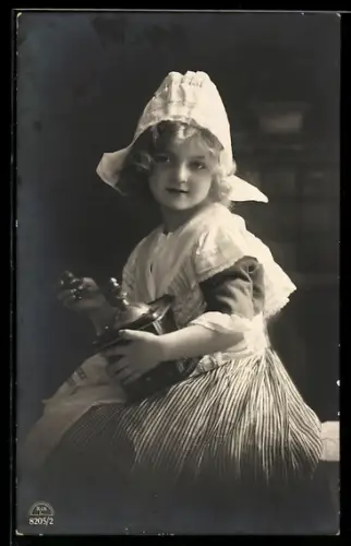 AK Kleine Maid mit Kaffeemühle