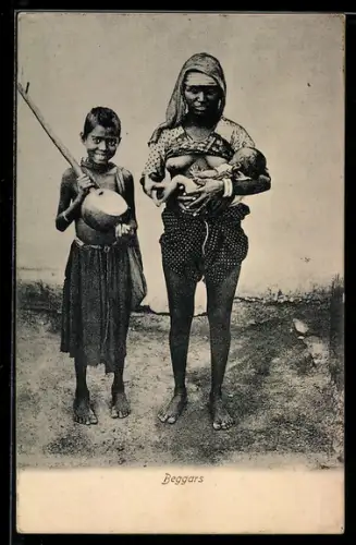 AK Beggars, indische Mutter mit Sohn stillt ihr Kind