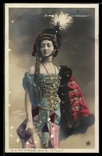 Foto-AK Sazerac: Frau in scherzhaft abgewandelter Uniform