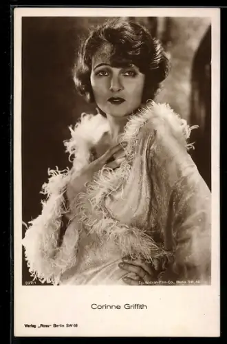 AK Schauspielerin Corinne Griffith in extravagantem Kleid