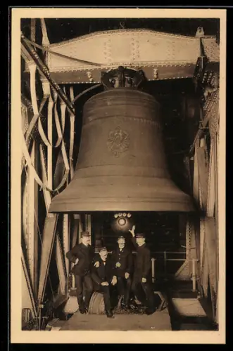 AK Köln, Der Kölner Dom, Männer vor der Kaiserglocke