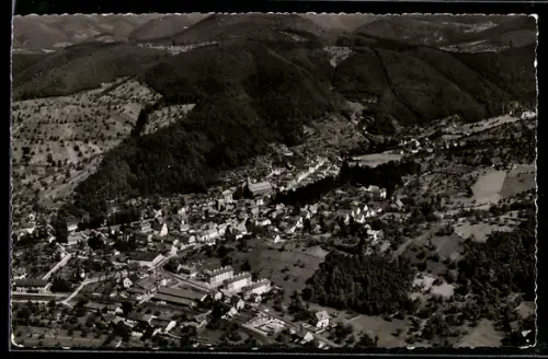 AK Oppenau im Schwarzwald, Luftaufnahme, Ortsansicht, umgeben von Bergen