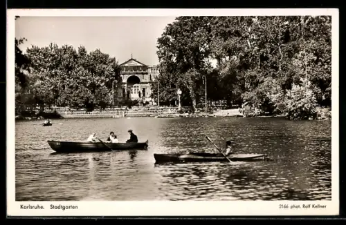 AK Karlsruhe, Stadtgarten, Gebäude am See, Boote
