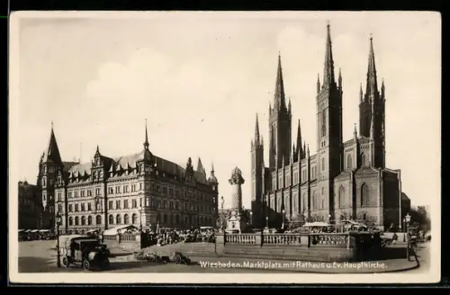 AK Wiesbaden, Partie am Marktplatz mit Rathaus und Hauptkirche