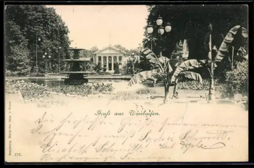 AK Wiesbaden, Partie im Park mit Säulengebäude