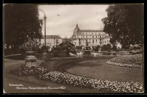 AK Wiesbaden, Partie im Kurhaus-Vorgarten mit Nassauer Hof und blühenden Blumen