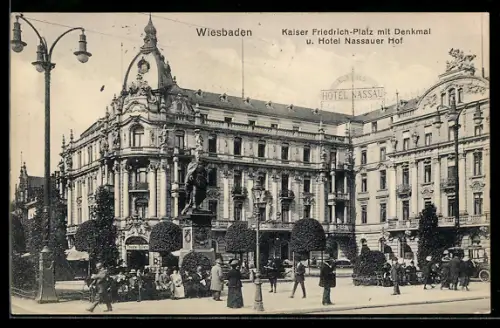 AK Wiesbaden, Partie am Kaiser Friedrich-Platz mit Denkmal und Hotel Nassauer Hof