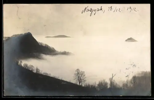 AK Nagyak, Nebelmeer mit Hügeln
