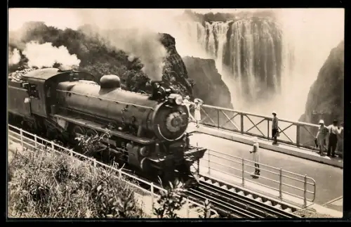 AK Rhodesia, Railways train crossing the Victoria Falls Bridge, Eisenbahn