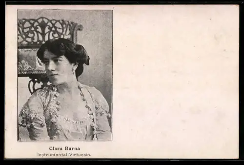 AK Musikerin Clara Barna, Instrumental Virtuosin auf einem Stuhl sitzend