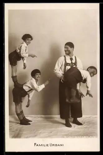 AK Familie Urbani, Artistengruppe