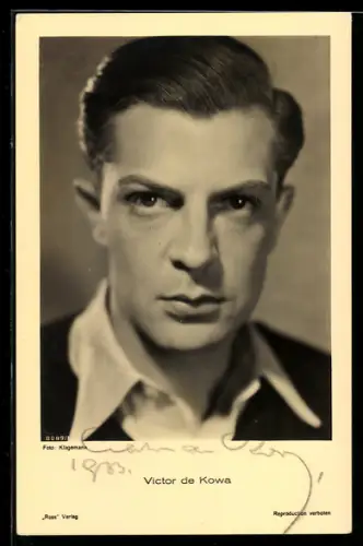AK Schauspieler Viktor de Kowa schaut ernst