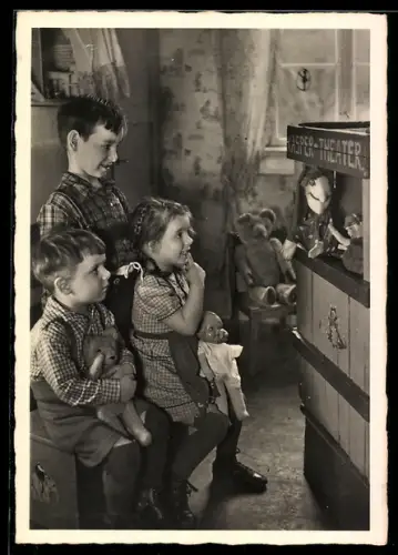AK Kinder sitzen gespannt vor dem Puppentheater