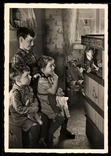 AK Kinder sitzen gespannt vor dem Puppentheater
