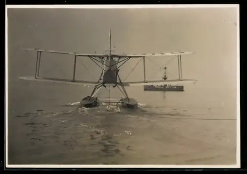 Foto-AK Britisches Wasserflugzeug vor dem Middle Whitton Feuerschiff