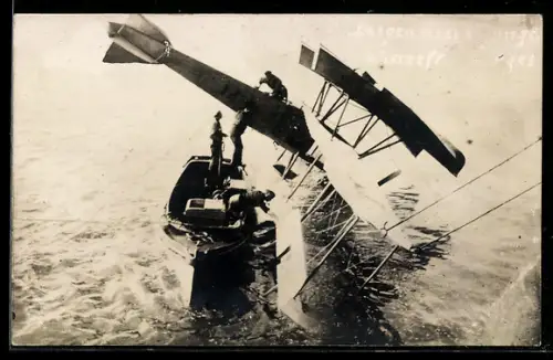AK Bergung eines notgewasserten Wasserflugzeuges