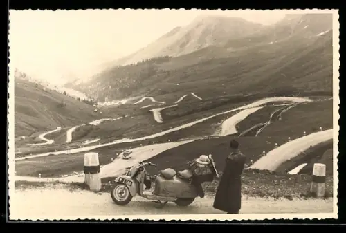 Foto-AK Falzarego-Pass, Puch RL 125 Motorroller im Gebirge, Motorrad