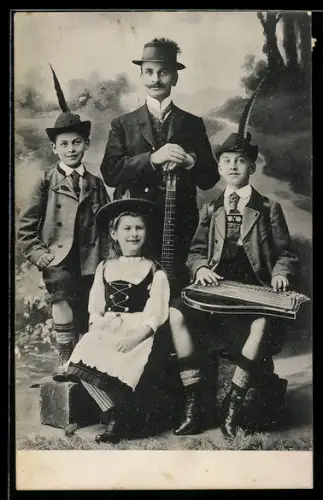 AK Junge in Tracht spielt die Zither im Kreise seiner Familie
