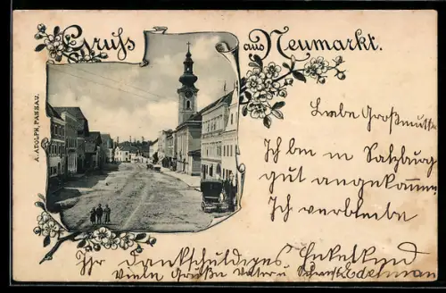 AK Neumarkt im Hausruckkreis, Strassenpartie mit Wohngebäuden und Blick auf die Kirche