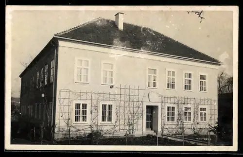 Foto-AK Meggenhofen, Wohnhaus mit Kartusche über Eingangsportal