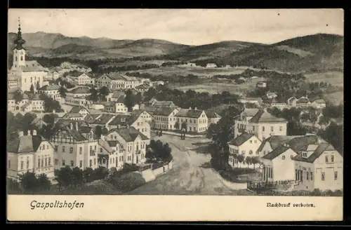 AK Gaspoltshofen /Ob.-Öst., Ortsansicht mit Kirche und umliegenden Anhöhen
