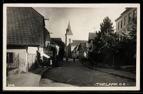 Foto-AK Timelkam /O.Ö., Strassenpartie mit Blick auf die Kirche