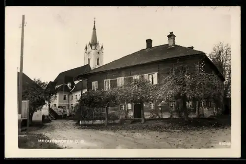 AK Meggenhofen /O.-Öst., Ortspartie an der Kirche