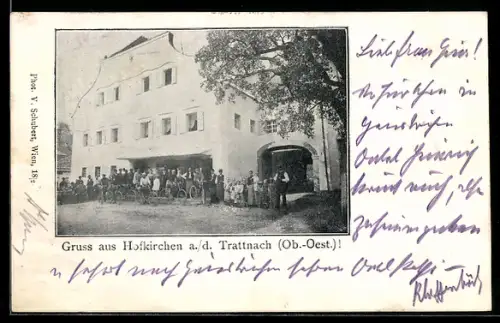 AK Hofkirchen a. d. Trattnach, Ortspartie, Einwohner vor einem mehrstöckigen Gebäude